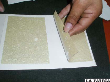 PASO 2
Marcar dos rectángulos en la cartulina texturada color crema, de 10 cm x 7 cm y pegar los rectángulos en la tapa de la invitación.
