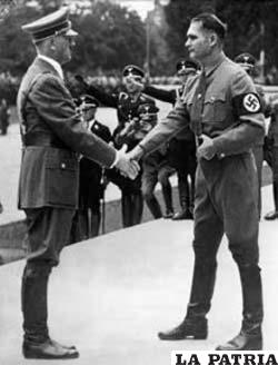 Adolfo Hitler junto a Rudolf Hess