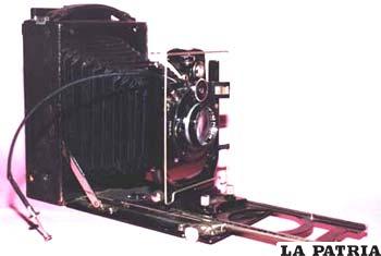 Antigua máquina fotográfica a “fuelle” con la que Rocabado se inició en el mundo periodístico