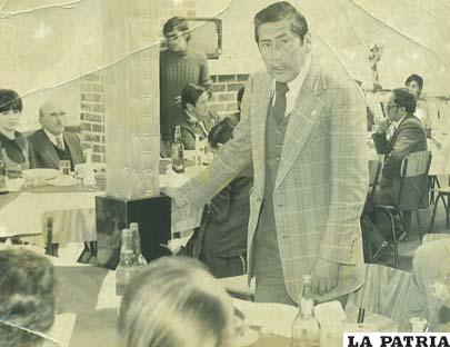 Edmundo Rocabado durante un discurso de homenaje a LA PATRIA en 1974