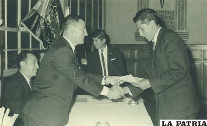Recibiendo una distinción del Gral. René Barrientos Ortuño en 1967