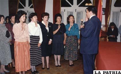 De izquierda a derecha: Magalí Irahola, Virginia Paz, Graciela de Vásquez, Zoraida Miranda y Elsa E. de Mariscal, juran ante el Presidente del Comité Cívico Deptal. en 1991.