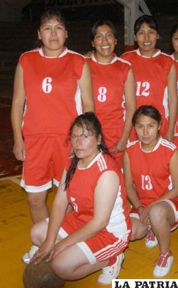 Jugadoras del equipo de Atipaj, en el baloncesto de ascenso.