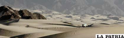 Excepcional panorámica del desierto en territorio argentino, donde corre un camión.