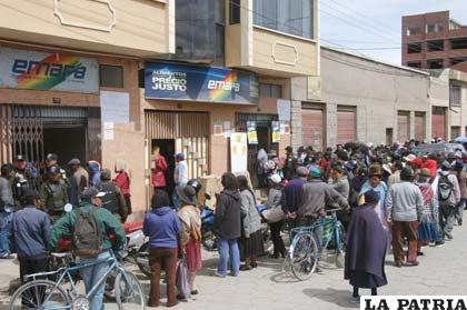 Surgen críticas vecinales sobre el trabajo y los precios de alimentos en Emapa