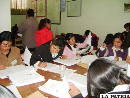 Estudiantes de Oruro, sólo de colegios fiscales, convocados a optar por una beca