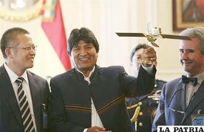 La compra del satélite cuya maqueta fue presentada por el presidente Evo Morales, genera diversas opiniones, la COD de Oruro sugiere invertir los recursos en la compra de helicópteros