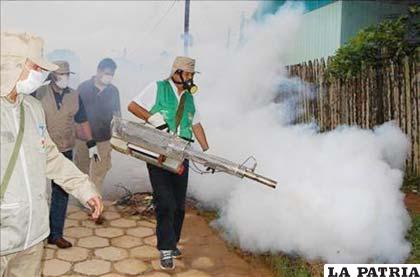 Funcionario fumiga una de las zonas endémicas por el rebrote del dengue en Beni - Abi Agencia