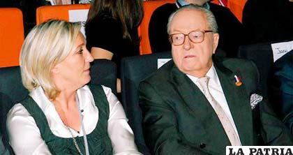 Jean-Marie Le Pen y su hija Marine durante el congreso del FN francés