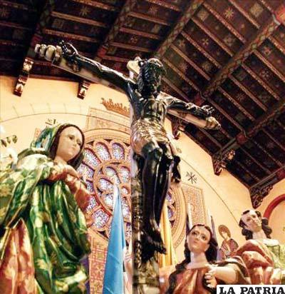 Feligreses veneran al Cristo Negro, cuya efigie está en la Basílica de la ciudad de Esquipulas