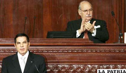 Presidente del Parlamento, Fued Mebaza (der.), fue proclamado presidente interino por el Consejo Constitucional