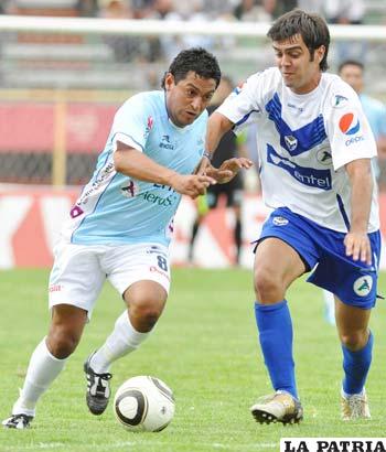 Darwin Peña de Aurora disputa el balón con Luiz Vieira de San José.