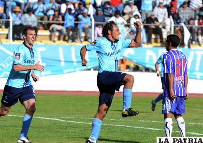 Ze Carlos, celebra el gol de apertura para Bolívar a los 60 minutos de juego.
