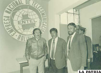 Antonio Flores (derecha) en su condición de ejecutivo de la UDD, junto al Prefecto Dr. Walter Soto Luna y Toto Arévalo, Director Nacional de Deportes, en inspección al estadio “Bermúdez”.