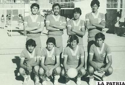 El año 1979, fue parte del equipo de voleibol del club Séniors