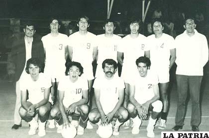 Año 1974, fue parte del seleccionado orureño de voleibol que participó en el torneo nacional de Cochabamba.