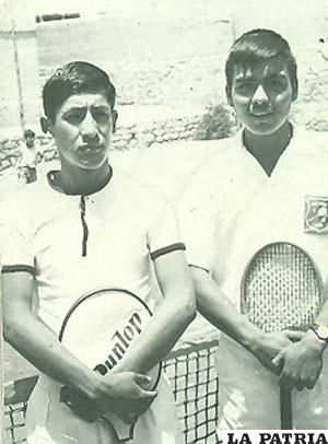 El año 1965, Antonio Flores practicó el tenis. En la foto con René Villarroel.