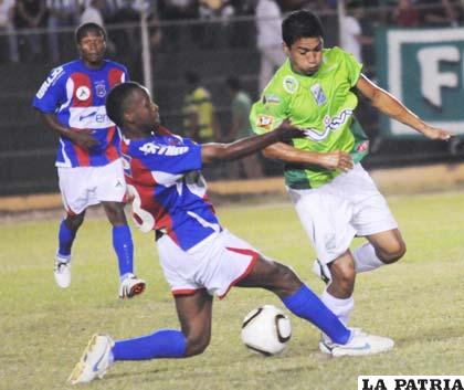 Una acción del partido que Oriente goleó a La Paz FC anotando media docena de goles
