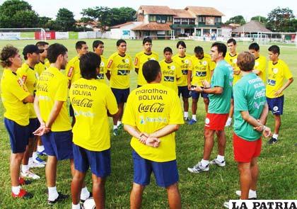 El técnico Gustavo Quinteros dialoga con los jugadores que asistieron al primer micro ciclo de fútbol.