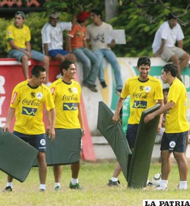 Futbolistas en la práctica del seleccionado de fútbol.