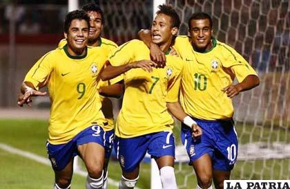 Neymar (7) celebra uno de los cuatro goles que anotó para el seleccionado de Brasil ante Paraguay.