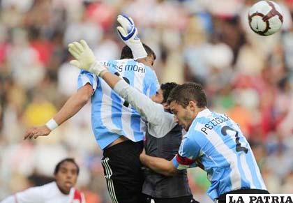 Peligro en el arco de Perú, en el partido que jugaron con Argentina.