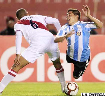 Una acción peligrosa en el partido entre peruanos y argentinos.