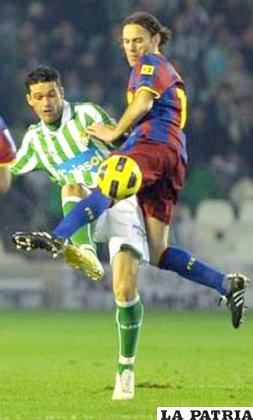 Jorge Molina del Betis se enfrenta al defensor de Barcelona Gabriel Milito