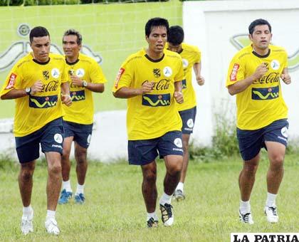 Alejandro Gómez, Jaime Robles, Nelvin Soliz y Walter Flores, durante el primer micro ciclo de fútbol