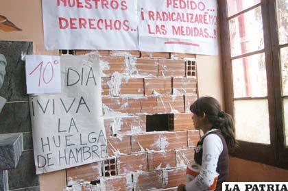 La huelguista Claudia Daza, tapiada en la COD, espera solución de la Alcaldesa, anticipando que se inmolará si no retorna a su puesto laboral