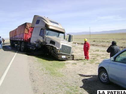 El tren delantero del tráiler causante del accidente quedó totalmente destruido