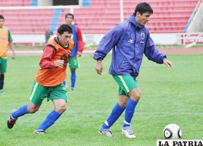 Universitario llega a Oruro con la obligación de sumar puntos.