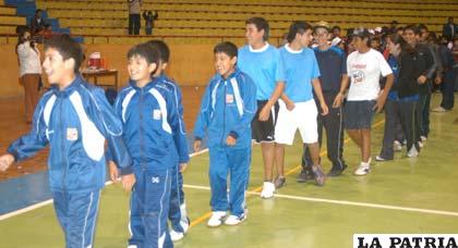 Simpática delegación de Chile, durante el desfile inaugural del tenis de mesa.