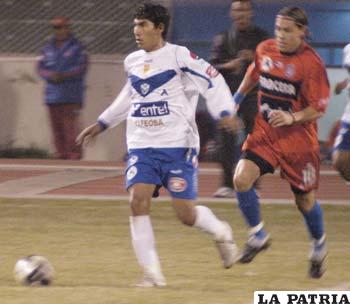 Damir Miranda de San José controla el balón ante el goleador de Universitario Roberto Galindo. Sucedió en el partido que terminó 1-1 jugado en Oruro el 6 de mayo.