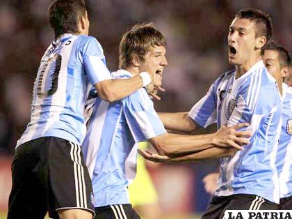 Los argentinos siguen su marcha hacia el título.