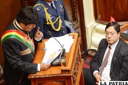 El presidente Morales brinda informe de la gestión 2010 basado en cuadros preparados por los ministerios