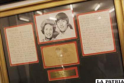 Vista de una carta escrita por Mimi, tía de John Lennon, dirigida al músico en 1967, y que se exhibe en el Museo Beatle de Buenos Aires