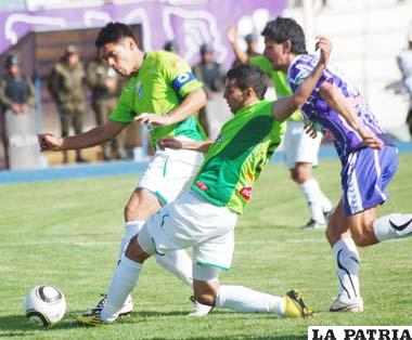 Una incidencia del encuentro que jugaron los equipos de Oriente y Real Potosí