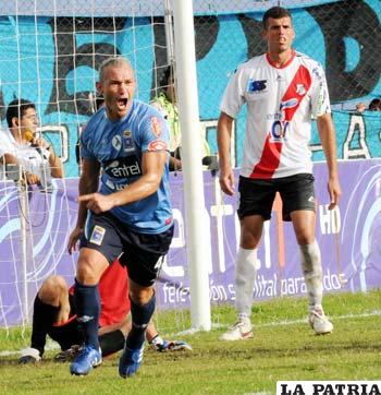 Minuto 55, Carlos Ortiz de Blooming anota el único gol del partido. Observan el golero Bernardo Leyenda y el defensor Vinicius Delazare de Nacional Potosí.
