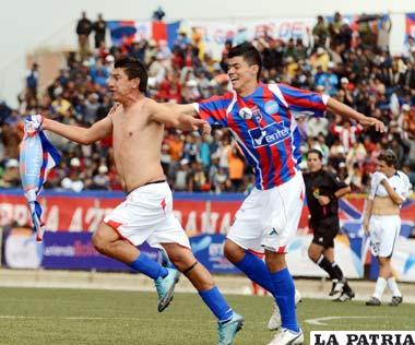 Yury Villarroel festeja el primer gol de La Paz FC junto con Gary Paz.