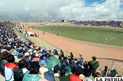 El estadio Los Andes Cosmos 79 de El Alto, fue escenario de un partido de la Liga con la presencia de más de 4 mil aficionados. Un éxito de La Paz Fútbol Club.