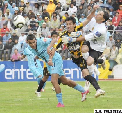 William Ferreira de Bolívar, cabecea el balón obligando a Delio Ojeda y el golero Daniel Vaca de The Strongest a esforzarse para evitar el gol.