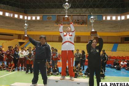 Cochabamba, segundo; Tarija, primero y Arica, tercero, en el podio de los campeones del tenis de mesa.