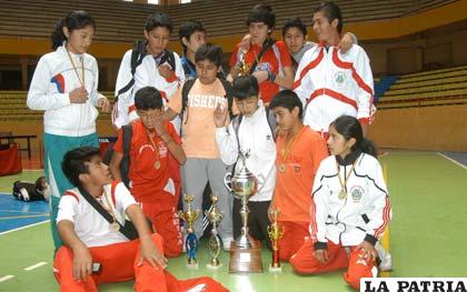 Tenismesistas de Tarija lograron 4 medallas de oro y 4 de plata, lo que hizo la diferencia para ganar el torneo