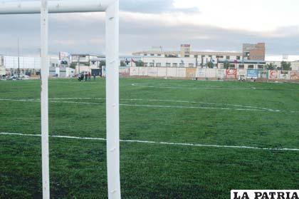 La cancha con césped sintético es escenario de la escuela de fútbol Oruro Royal.
