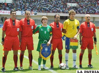 Antes del partido Brasil vs. Bolivia, posan los capitanes y árbitros del partido que empataron 1-1. Alejandro Chumacero es el capitán de los bolivianos.