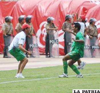 El autor del gol boliviano Darwin Ríos, celebra con un miembro del cuerpo técnico.