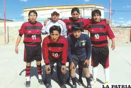 Deportivo Cali, plantel campeón del torneo de futbol de salón de los residentes del Santuario de Quillacas
