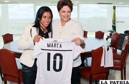 La futbolista Marta, entregó una camiseta del Santos FC a la presidenta de Brasil, Dilma Rousseff