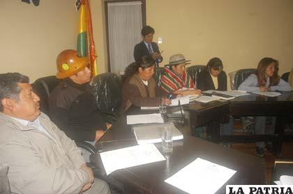 Parlamentarios durante una de las sesiones en el hemiciclo de la Brigada Parlamentaria